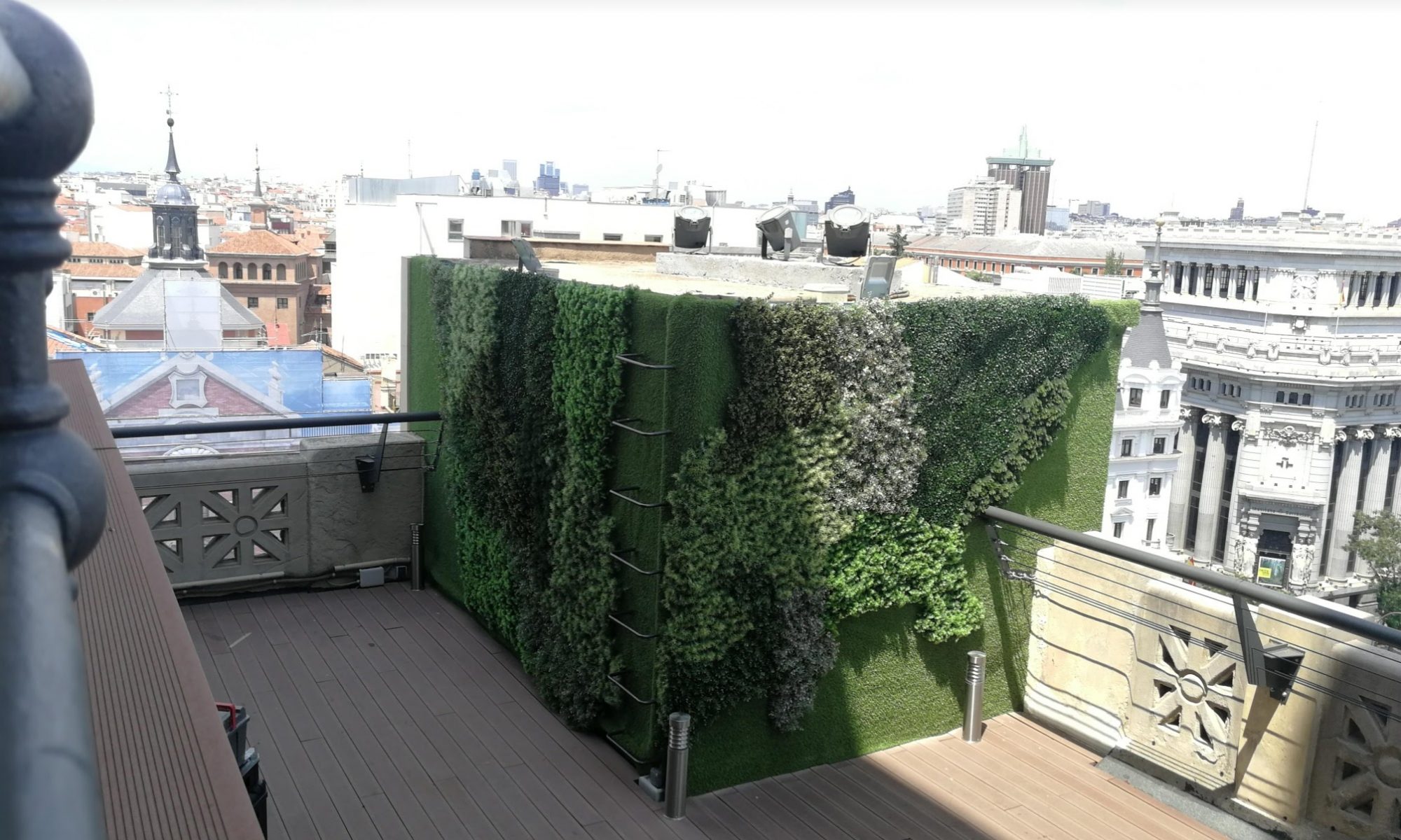 jardines verticales artificiales son una solución acertada para la decoración de terrazas y fachadas.